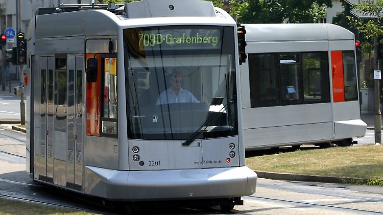 Junge Leute fahren lieber Straßenbahn als Auto.