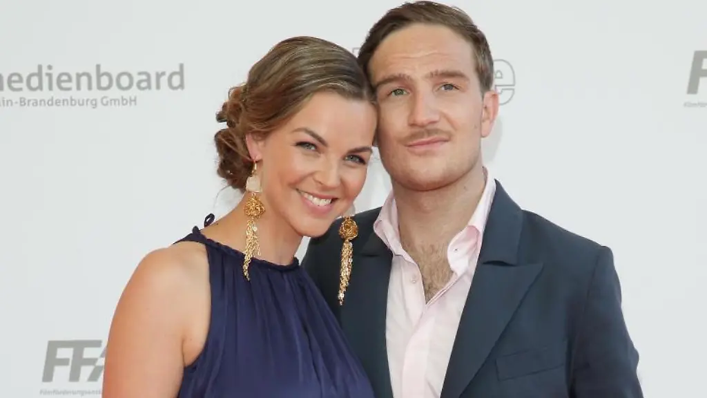 Frederick-Lau-und-seine-Frau-Annika-freuen-sich-ueber-den-kleinen-Baz-Barne