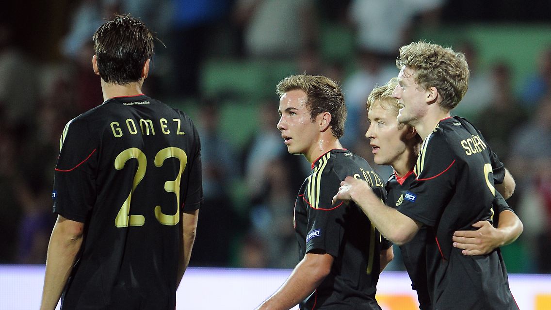 Erfolg im Tofik-Bachramow-Stadion: Deutschlands Mario Götze (2.v.l.), Lewis Holtby (3.v.l.) und Torschütze Andre Schürrle jubeln neben Deutschlands Mario Gomez (l.) über den Treffer zum 3:1-Endstand.