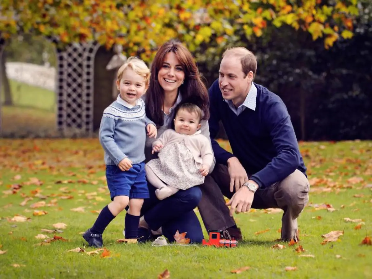 Familienglueck-Prinz-William-und-seine-Frau-Kate-zeigen-2015-ihre-Kinder-George-und-Charlotte