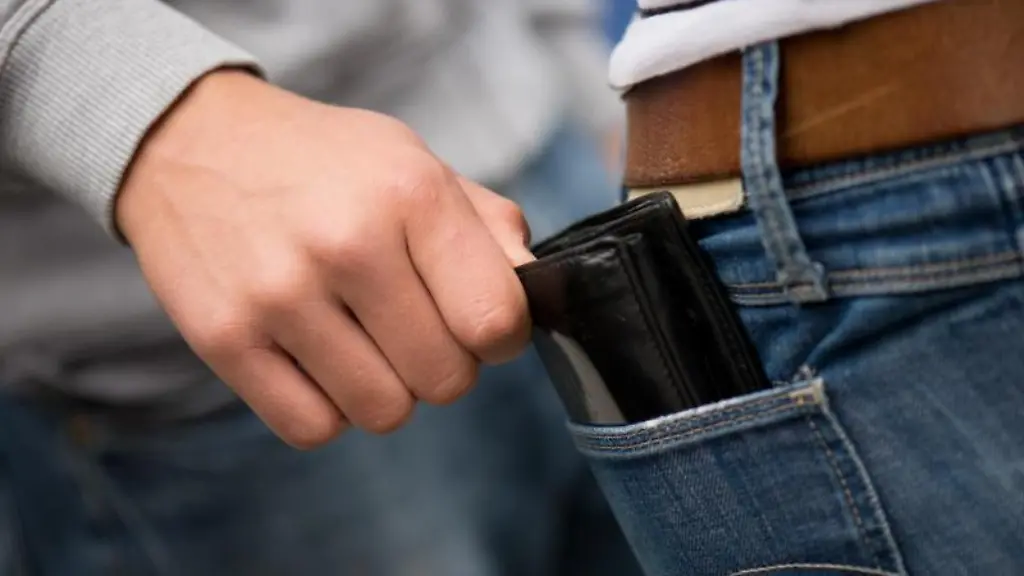Kurz-abgelenkt-und-schon-ist-die-Geldboerse-weg-Wer-die-Tricks-der-Taschendiebe-kennt-kann-sich-besser-schuetzen