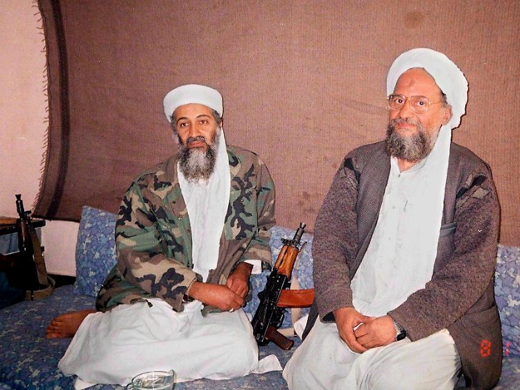 Bin Laden (l) und Al-Sawahiri in einem Versteck in Afghanistan (Zeitungsfoto von 2001). Noch ist unklar, ob Sawahiri Bin Laden beerbt.