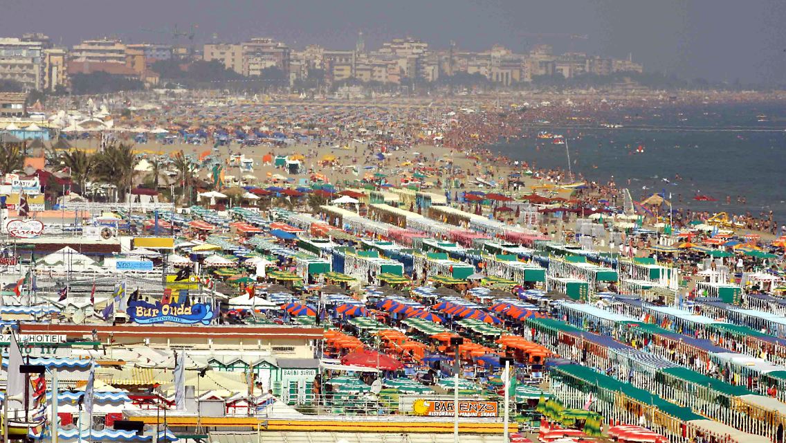 Es könnte wieder voll werden: Voller Strand der italienischen Badeorte Riccione und Rimini an der Adria. (Archivfoto vom September 2006)