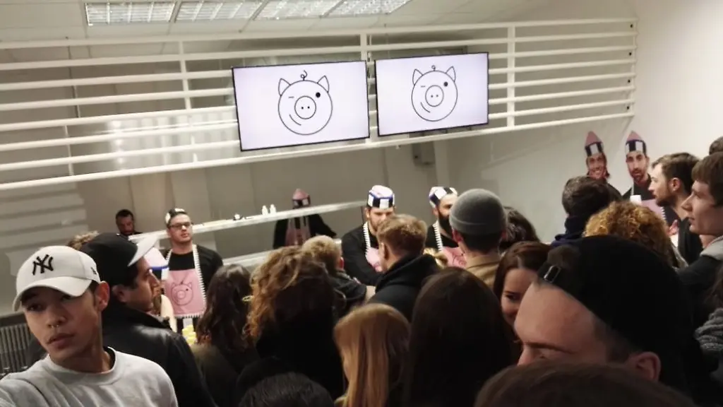 300-Menschen-draengten-sich-in-den-Laden-um-das-heissbegehrte-Essen-zu-kosten-Etliche-weitere-warteten-draussen