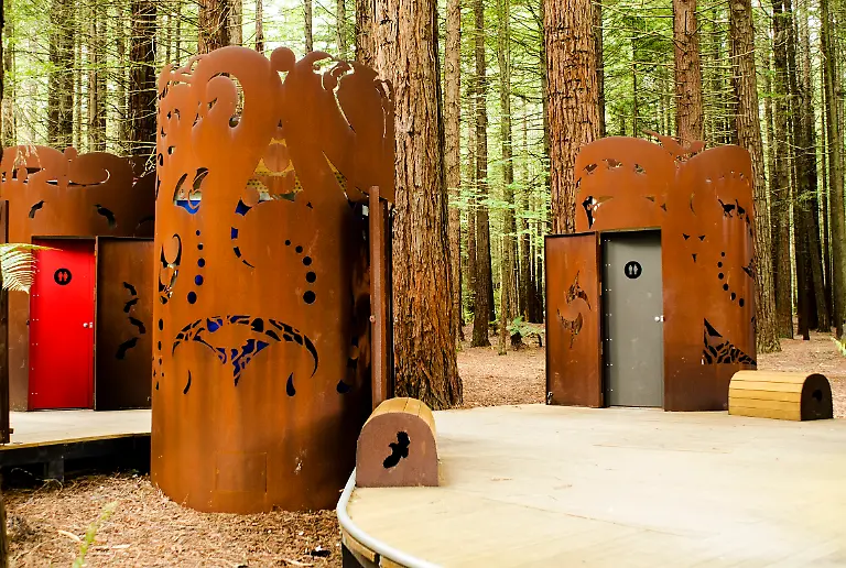 Red-Woods-Toilets-Rotorua-New-Zealand