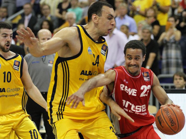 Trotz Fehlstarts am Ende einer Nummer zu groß für Meister Bamberg: Alba Berlin um Center Yassin Idbihi.