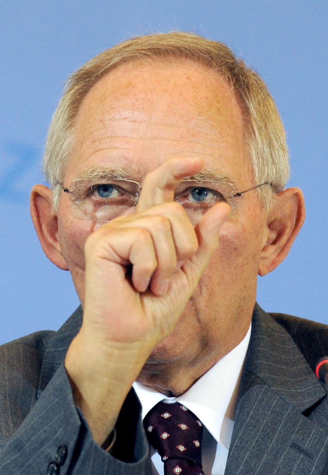 Wolfgang Schäuble hebt  mahnend den Zeigefinger: Der Bundesfinanzminister warnt vor einer Pleite Griechenlands, falls das Land keine weitere finanzielle Unterstützung erhält. Ein neues Programm sei nötig, ...