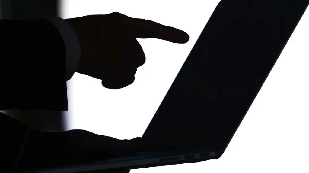 Die-digitale-Arbeitswelt-ermoeglicht-es-Arbeitgebern-ihre-Mitarbeiter-zu-ueberwachen-Gesetzliche-Datenschutz-Regelungen-fuer-Unternehmen-reichen-bisher-nicht-aus