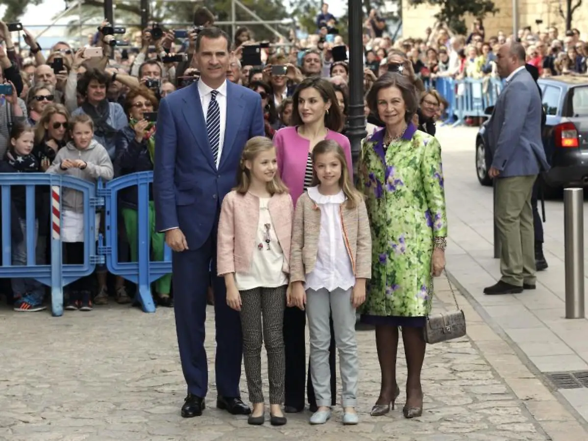 Zu-Ostern-auf-Mallorca-Spaniens-Koenig-Felipe-VI-l-r-seine-Frau-Letizia-und-seine-Mutter-Sofia-mit-den-kleinen-Prinzessinnen-Leonor-l-und-Sofia-Foto-J