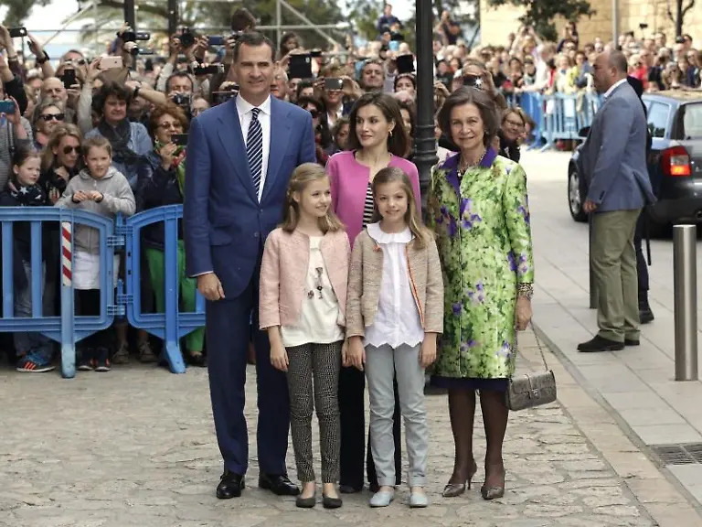 Zu-Ostern-auf-Mallorca-Spaniens-Koenig-Felipe-VI-l-r-seine-Frau-Letizia-und-seine-Mutter-Sofia-mit-den-kleinen-Prinzessinnen-Leonor-l-und-Sofia-Foto-J
