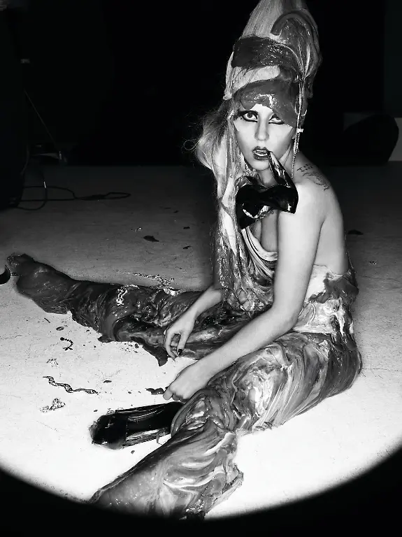 Lady-Gaga-Pressebilder-10-2011-CMS-Source