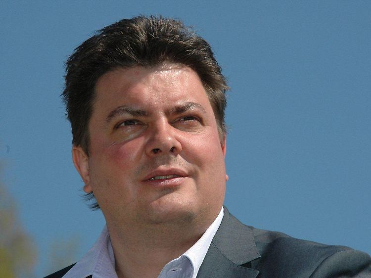 Bernd Hofmann übernahm nach dem Zweitligaabstieg 2010 das Ruder beim FC Hansa.