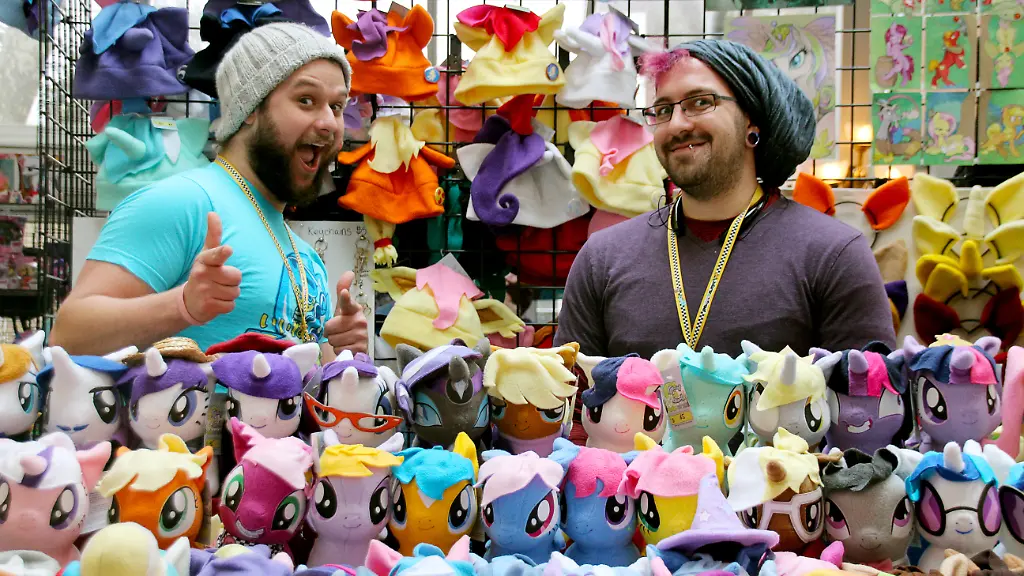 Vinnie-und-Mike-stehen-auf-der-PonyCon-in-New-York-Hier-verkaufen-Sie-an-einem-Stand-kleine-bunte-Ponys