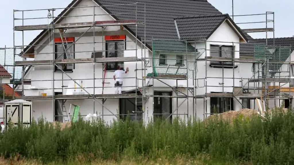 Wird-ein-Grundstueck-bebaut-wird-das-auch-im-Grundbuch-vermerkt-Auch-der-Eigentuemer-der-Immobilie-ist-dort-verzeichnet-So-kann-im-Laufe-der-Jahre-die-Geschichte-eines-Hauses-nachvollzogen-werden