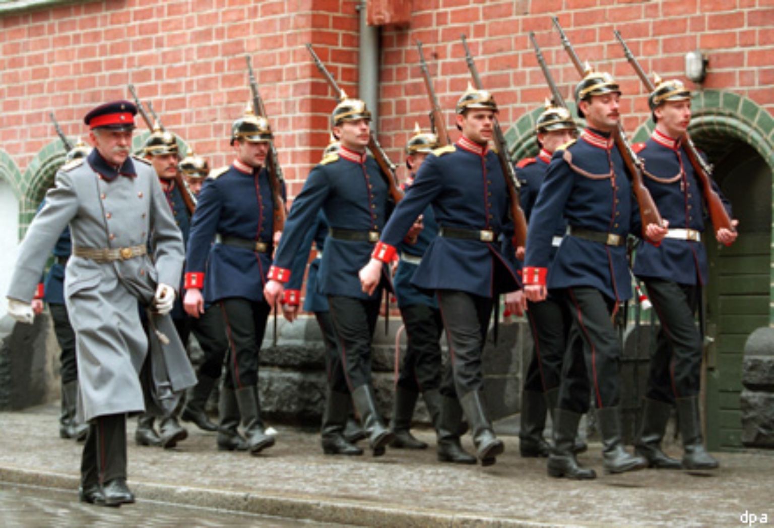 Am 16. Oktober 1906 nahm der arbeitslose Schuster Wilhelm Voigt eine preußische Garde unter sein Kommando, besetzte das Rathaus von Köpenick (damals noch bei Berlin) und ließ den Bürgermeister und den Stadtkämmerer "arretieren".