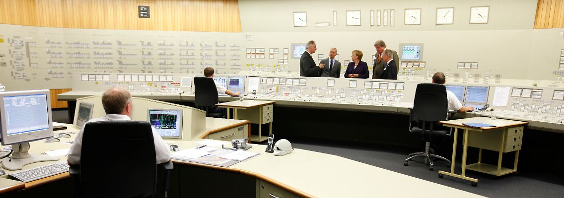 Ortstermin im August 2010: Die Bundeskanzlerin besichtigt im Rahmen einer "Energiereise" die Steuerzentrale des AKW Lingen.