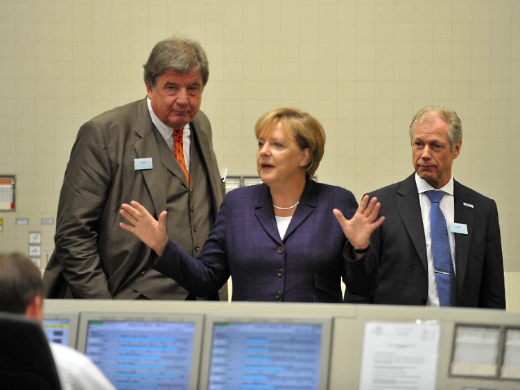 Rund sieben Monate vor Fukushima: Hier konnte der RWE-Chef (links) nicht ahnen, dass Merkel das Risiko der Kernenergie bald ganz anders bewerten würde.