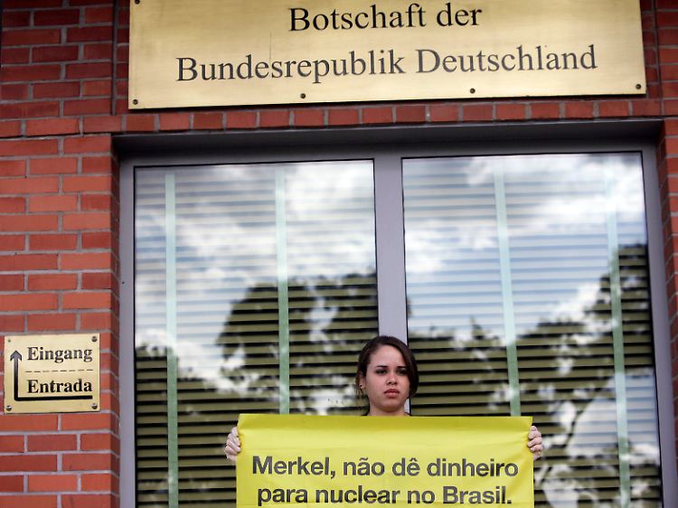 Protestaktion in Brasilia: Was in Deutschland zu unsicher ist, kann anderswo kaum sicherer sein.