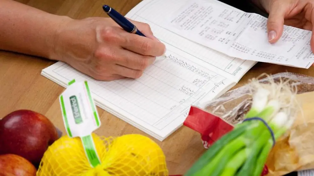 Wer-die-Kosten-fuer-Lebensmittel-ins-Haushaltsbuch-schreibt-bekommt-schneller-einen-finanziellen-Ueberblick-und-kann-dadurch-leichter-sparen