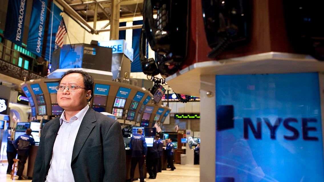 Renren-Chef Joseph Chen an der Nyse (Archivbild) Der Aktienkurs des Facebook-Konkurrenten sackte nach Bilanzierungsskandalen deutlich ab.