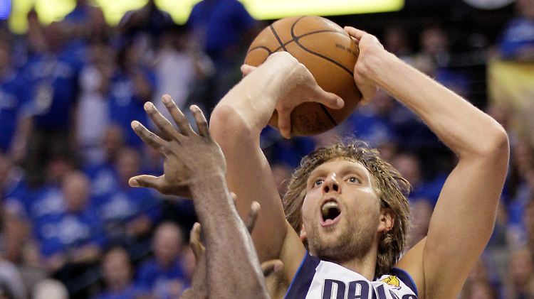Das Fieber ist weg. Dirk Nowitzki erzielt wieder fleißig Körbe für seine Dallas Mavericks.