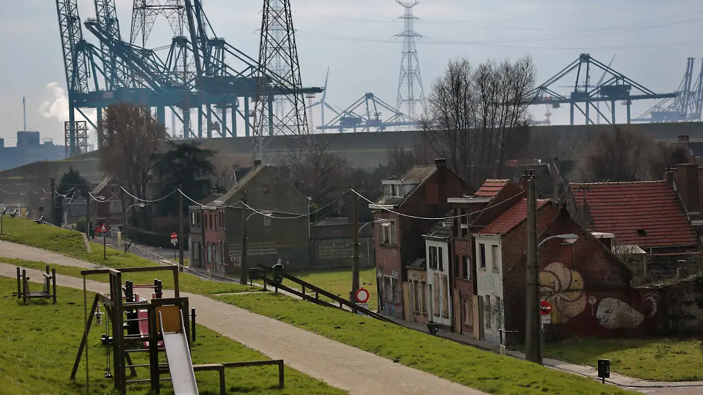 Die-Kraene-des-Antwerpener-Hafens-sind-der-kleinen-Stadt-Doel-schon-bedrohlich-nahe-gekommen