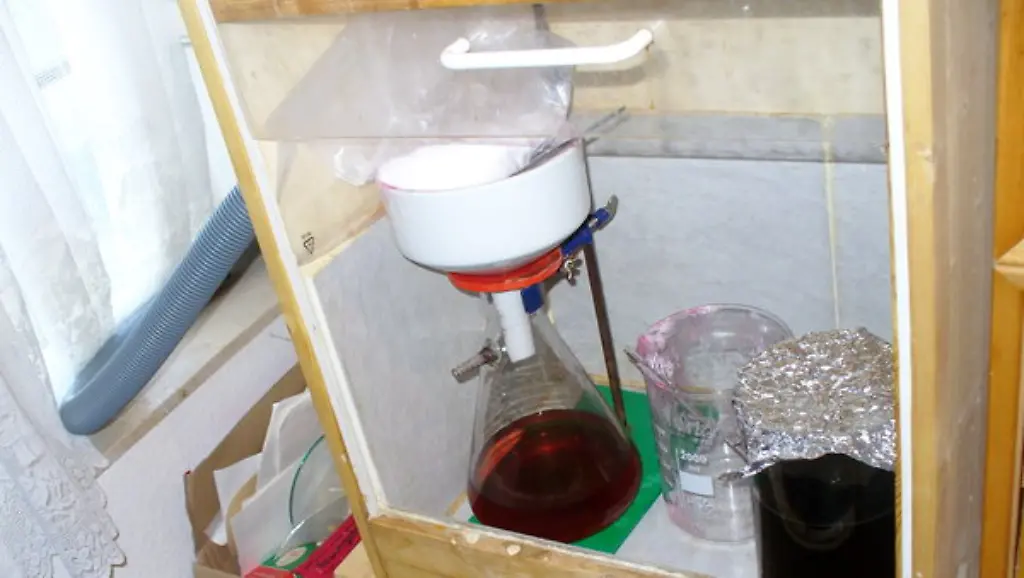 Neben-einer-laboraehnlichen-Einrichtung-fanden-die-Ermittler-auch-2-7-Kilogramm-Amphetamin-und-3-Schreckschusswaffen