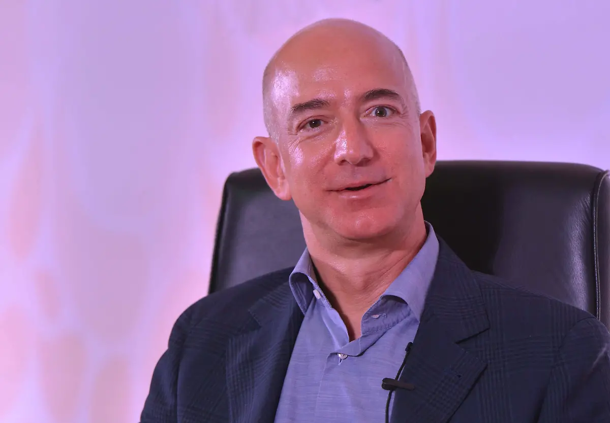 Auch-er-zaehlt-zu-den-Senkrechtstartern-2016-Jeff-Bezos-52-kann-sich-auf-Platz-fuenf-behaupten-Mit-seinem-Unternehmen-Amazon-konnte-er-in-einem-Jahr-sein-Vermoegen-von-34-8-auf-45-2-Milliarden-vergroessern