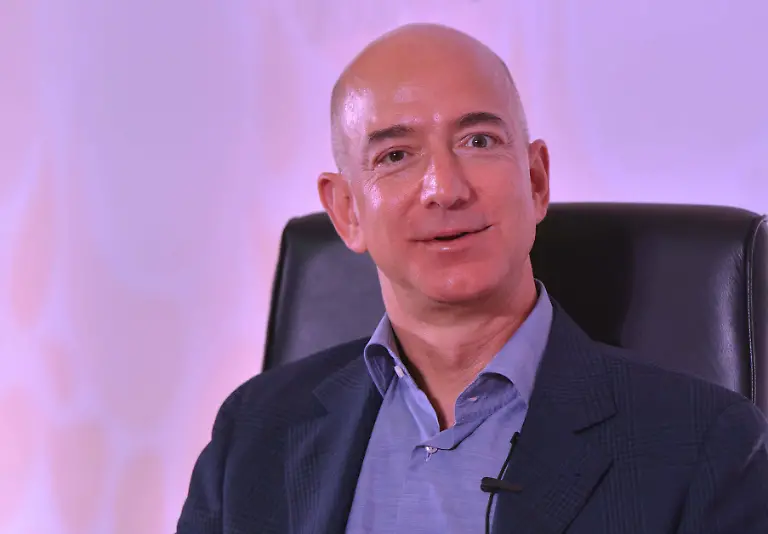 Auch-er-zaehlt-zu-den-Senkrechtstartern-2016-Jeff-Bezos-52-kann-sich-auf-Platz-fuenf-behaupten-Mit-seinem-Unternehmen-Amazon-konnte-er-in-einem-Jahr-sein-Vermoegen-von-34-8-auf-45-2-Milliarden-vergroessern