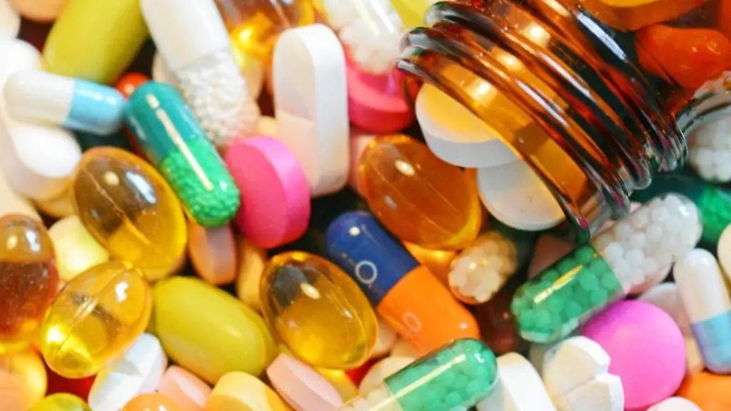 Bunte-Pillen-und-Tabletten-liegen-auf-einem-Tisch-Seit-rund-einem-halben-Jahr-ist-die-Frauen-Lustpille-Addyi-die-oft-als-Pink-Viagra-bezeichnet-wird-in-den-USA-erhaeltlich-Laut-einer-Studie-ist-die-Wirkung-gering-die-Nebenwirkungen-dagegen-sind-deutlich