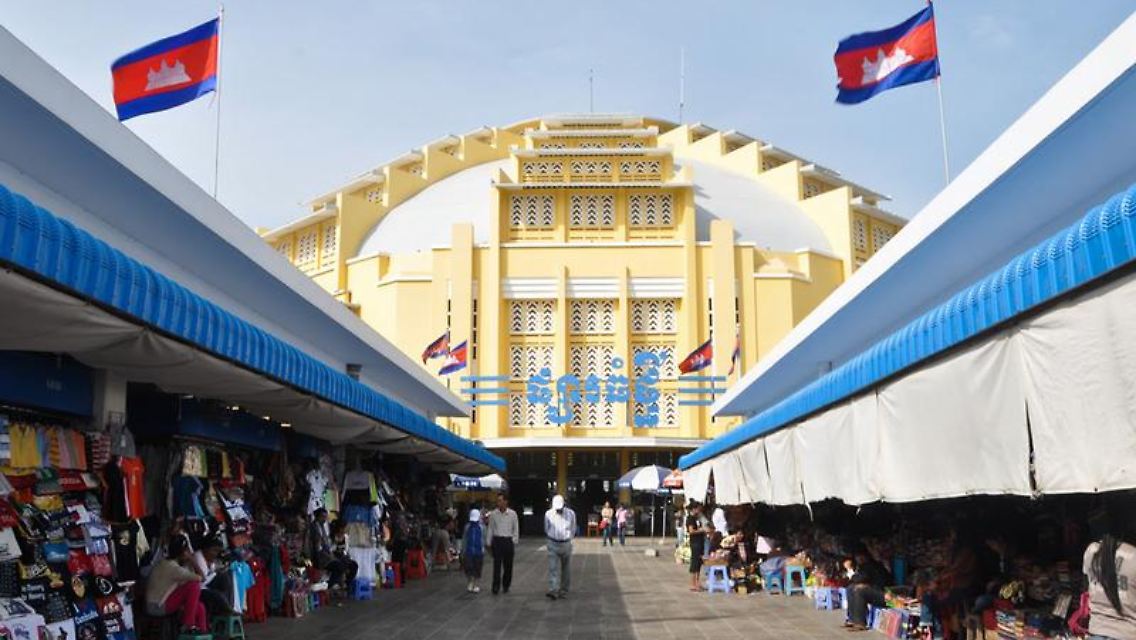 Die Markthalle von Phnom Penh hat eine neue Fassade und ein Dach für die vielen Händler bekommen.