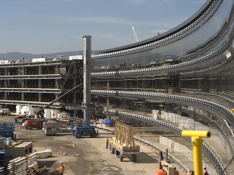 Die-Montage-der-gebogenen-Scheiben-aus-Deutschland-auf-der-Apple-Baustelle-in-Cupertino-Foto-John-G
