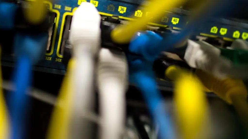 Netzwerkkabel-in-einem-Serverraum-Der-Erpressungs-Trojaner-verbreitet-sich-Locky-auch-in-Cloudspeichern