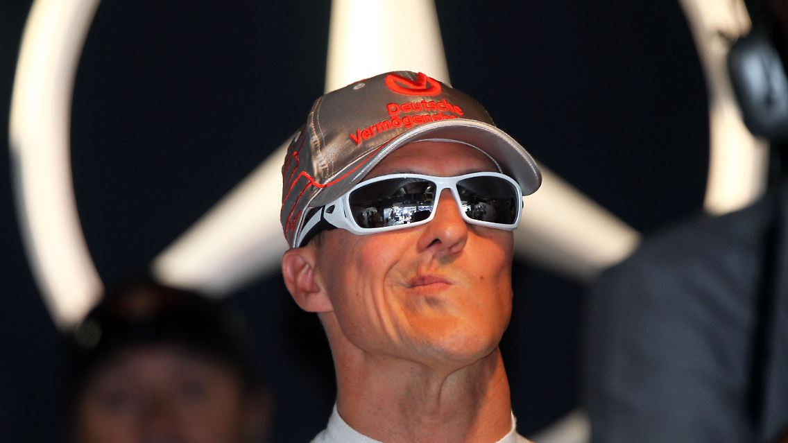 Rekordweltmeister Michael Schumacher fährt im Silberpfeil konstant hinterher.