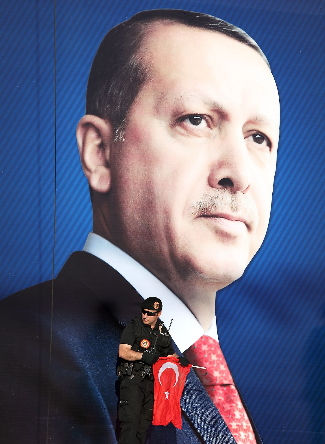 Kurz vor der Parlamentswahl in der Türkei geht es nicht um die Frage, wer als Sieger ausgerufen wird: Alle Umfragen sagen einen erneuten Triumph für die religiös-konservative AK-Partei von Ministerpräsident Recep Tayyip Erdogan voraus. 
Aber auch nach gut acht Jahren als türkischer Ministerpräsident scheiden sich die Geister an ihm. 