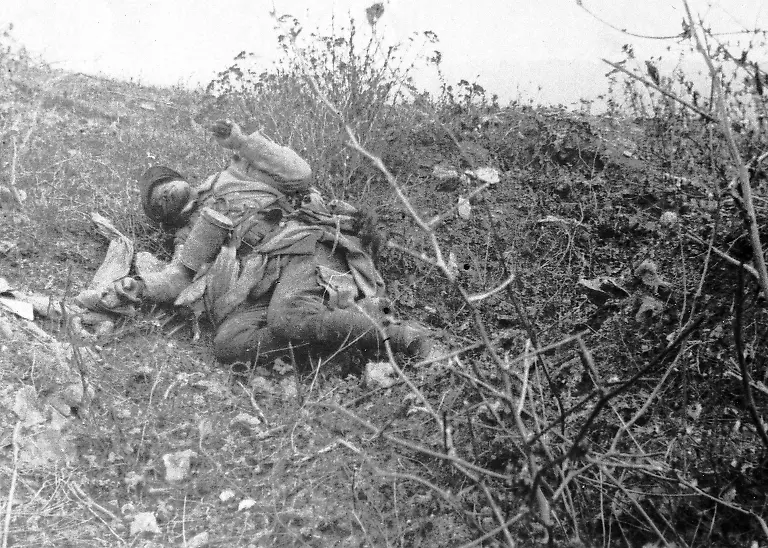 2-Body-of-a-Senegalese-soldier-Dradaima-Cisse-of-the-67th-Regiment-killed-while-fighting-for-the-French-is-pictured-in-Verdun-France-1918-during-the-Great-War