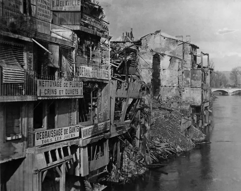 23-Ruins-of-shelled-houses-on-the-shore-of-the-river-Meuse-in-Verdun-France-during-World-War-I-1914-1918-AP-Photo