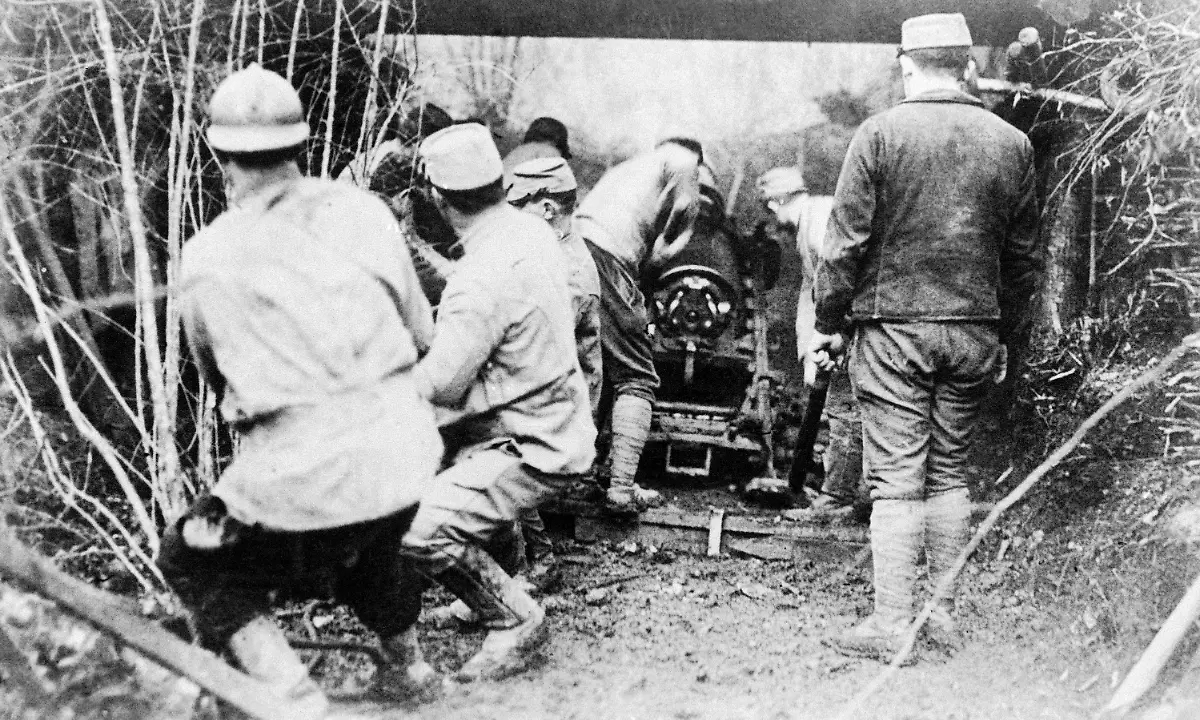 19-French-troops-prepare-to-fire-a-big-howitzer-from-the-Meuse-heights-during-the-Battle-of-Verdun-France-in-World-War-I-in-1916