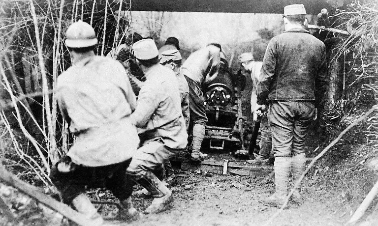 19-French-troops-prepare-to-fire-a-big-howitzer-from-the-Meuse-heights-during-the-Battle-of-Verdun-France-in-World-War-I-in-1916