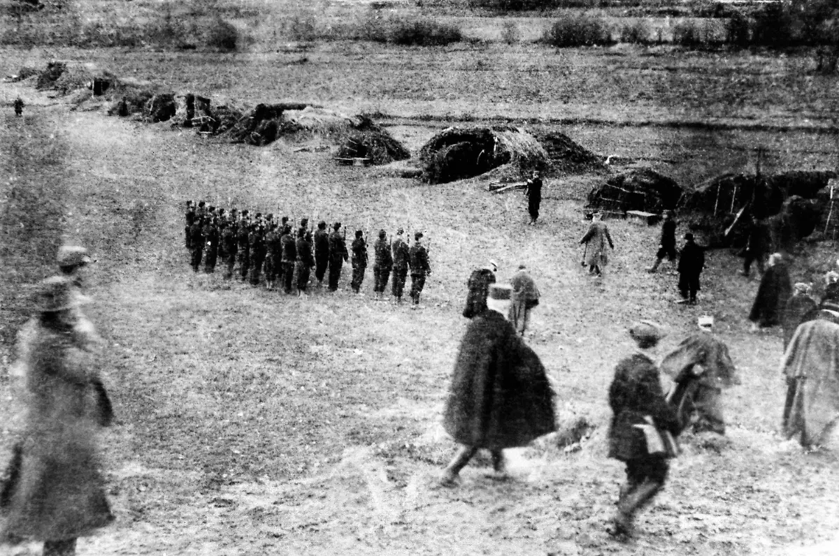 14-A-cleverly-concealed-French-battery-occupying-a-position-on-the-heights-over-the-Meuse-near-Verdun-The-guns-are-hidden-with-earth-fenching-and-branches-of-trees-and-are-invisible