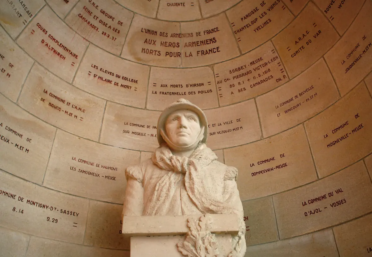 13-Douaumont-s-World-War-1-cemetery-4