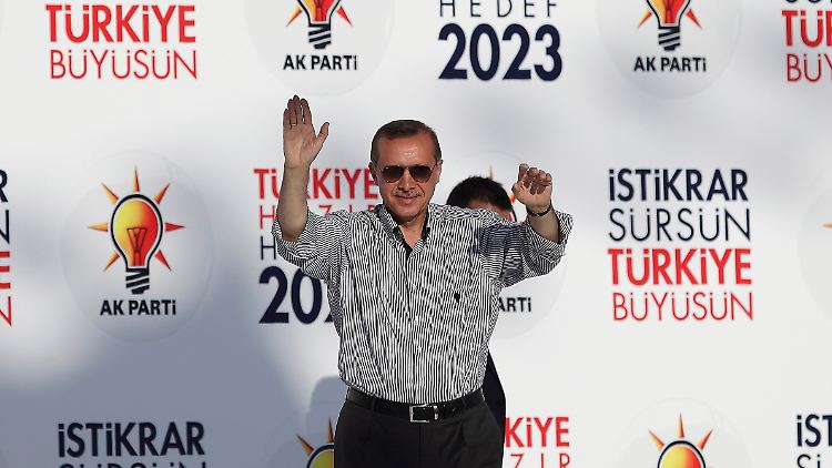 Erdogan will die Türkei zur "Führungsnation" machen. Im Gepäck seiner Partei: Eine neue Verfassung, eine "Agenda 2023".