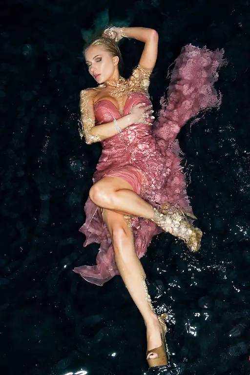 Miss-Internet4-683x1024