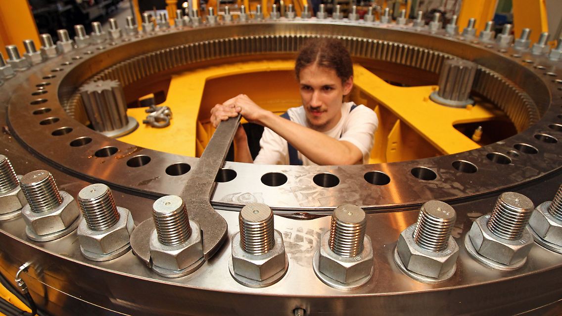 Auch in Deutschlands Osten wird kräftig gewerkelt: Produktion in der Leipziger Kirow Ardelt AG an.