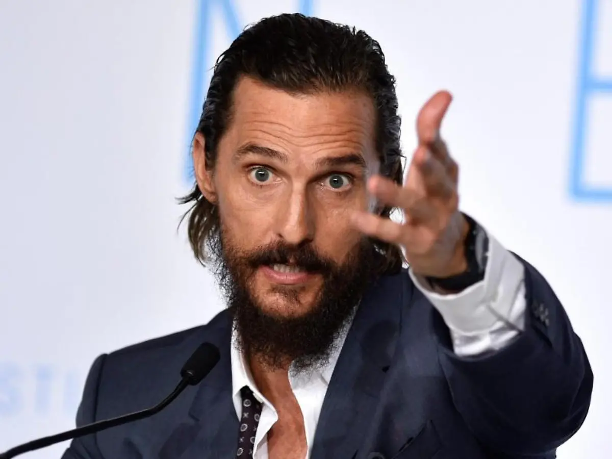 Matthew-McConaughey-bringt-einen-Koala-zum-singen