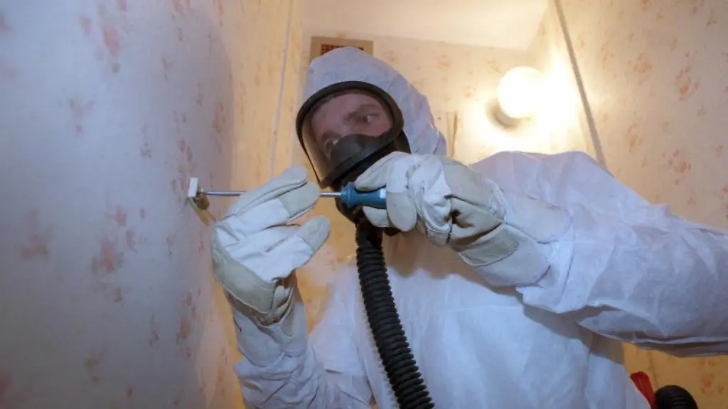 Fuer-das-Entfernen-von-Asbest-gelten-besonders-strenge-Vorsichtsmassnahmen-Atemschutzgeraete-und-Schutzanzuege-sind-Pflicht