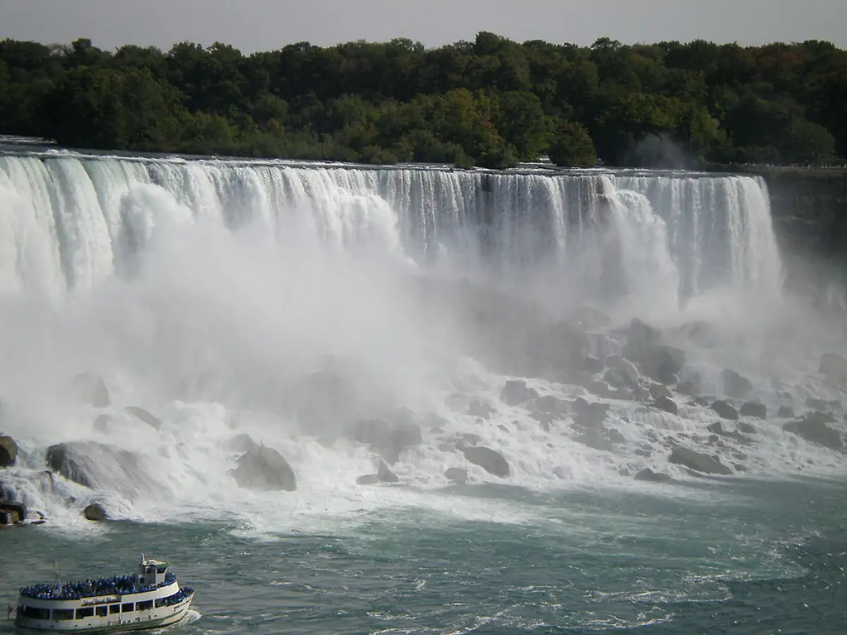 1024px-American-Falls-Canadian-view