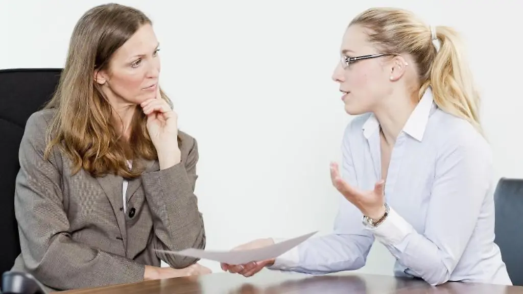 Feedback-einholen-Berufseinsteiger-sollten-sich-von-ihrem-Chef-auch-Rueckmeldungen-zur-allgemeinen-Stimmung-am-Arbeitsplatz-geben-lassen