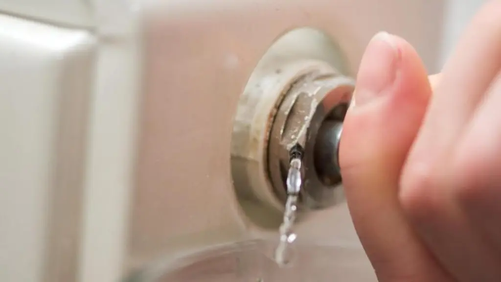 Entlueften-spart-Geld-Durch-das-Ventil-an-der-Seite-des-Heizkoerpers-stroemt-erst-die-Luft-aus-den-Leitungen-dann-folgt-Wasser