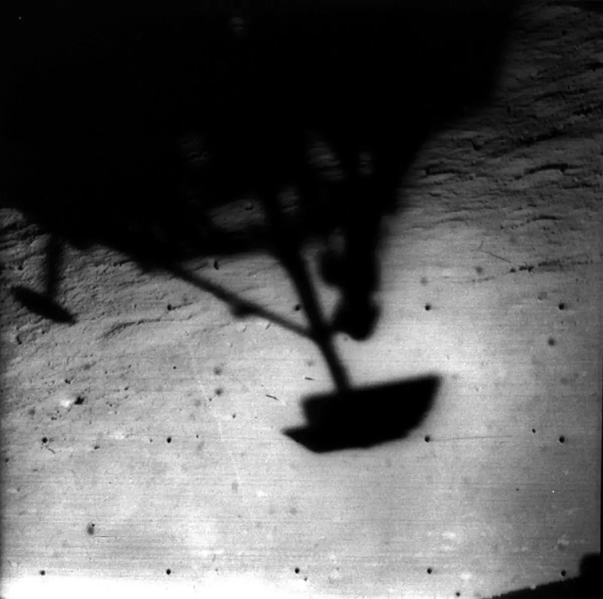 800px-Surveyor-1-shadow-lunarsurface